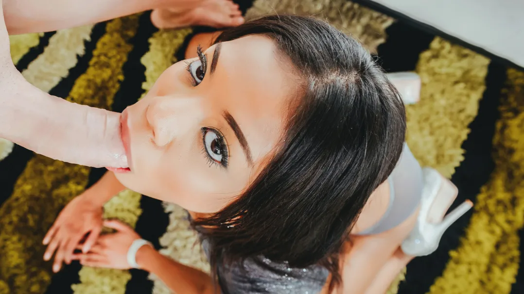 Nia Nacci's Face Is The Perfect Cum Dump - First Class POV